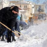 Вадим:  Уборка снега рабочими, разные объекты