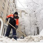 Тимур:  Уборка снега лопатой в Казани