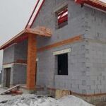 Муборакшо:  Бригада строителей строит дома и коттеджи из блока