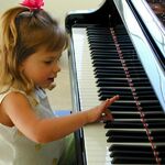  наталия анатольевна:  Обучаю игре на фортепиано. Уроки вокала,сольфеджио. 