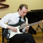 Сергей:  Уроки игры на акустической/электро/гитаре,вокал,и укулеле.