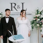 ЛАРИСА:  Ведущий 