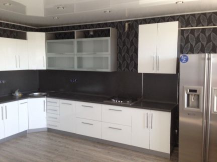 Кухня белый верх бордовый низ. Кухня кольчугино. Кухонный гарнитур массив ясень. Мебель на вокзальной кольчугино. Мебельная фабрика кольчугино.