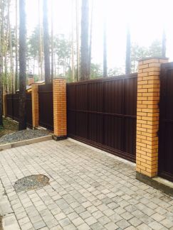 Изготовление заборов в новосибирске фото. Дом заборов новосибирск. Дом заборов новосибирск. Кирпичный забор под ключ новосиб. Забор евроштакетник шахматка.