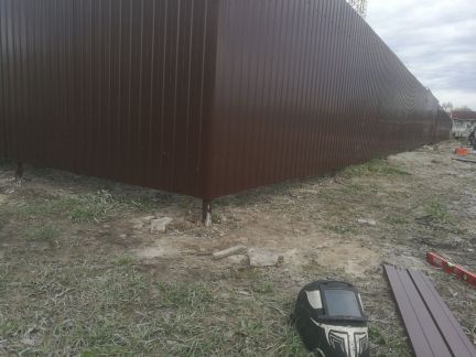 сплошной забор из профнастила. профлист мп 20 шоколад. профнастил профнастил мп 20 а ral 8017(шоколадно-коричневый. красивый забор из профнастила. забор из профлиста.