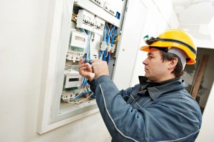 Сергей:  Электрик услуги ремонт электромонтажные работы