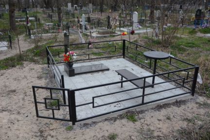 Илья:  Оградки на кладбище с установкой