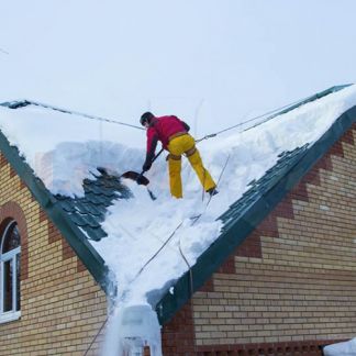 Ильдар:  Уборка снега с крыши, лопатами, снегоотбрасывателе