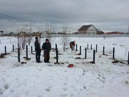 Ижс кировск. Свая 67 Смоленск. Винтовые сваи зимой. Фундамент на сваях зимой. Сваи в снегу.