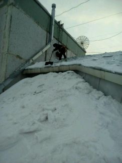 Евгений:  Уборка снега с крыш магазинов,повельёнов,домов, и