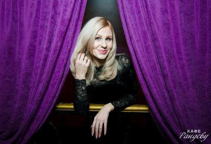 Ведущая и диджей на новогодние корпоративы