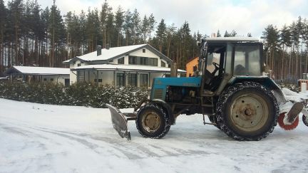 Виктория:  Уборка снега трактором МТЗ 82