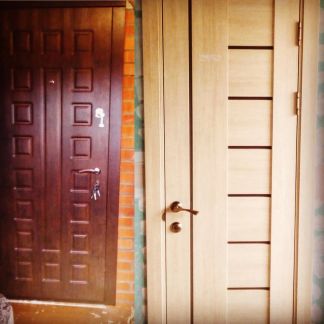 Двери в калуге труда. Установка дверей калуга. Алтай сервис киров двери межкомнатные. Установщик межкомнатных дверей. Монтаж входной металлической двери.