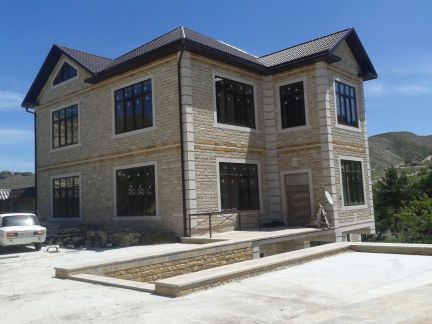 Строительство дома дагестан. Дагестанский камень дербентский. Проект барак дом в таджикистане. Облицовка фасада дагестанским камнем. Отделка дагестанским камнем.