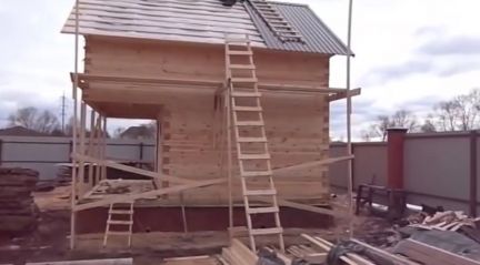 Михаил:  Плотники. Строим брусовые дома и пристройки крыши