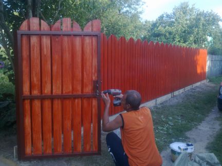 Заборы в кашире. Забор из металлического штакетника. Забор из профлиста и штакетника. Забор из евроштакетника металлического. Красивый забор из евроштакетника.