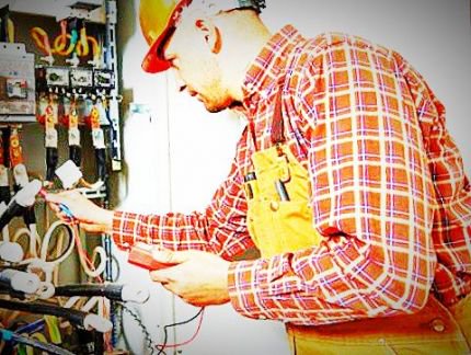 уборка рабочего помещения электромонтером. требуются электрики. электромонтаж в квартире.