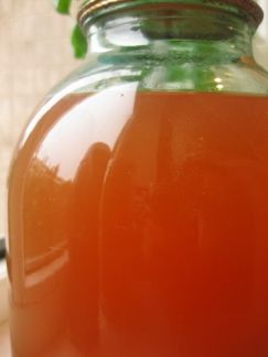 Яблочный сок домашний 3л банка. Сколько бродит яблочный сок. Яблочный сок в 3 литровых банках. Яблочный сок в 3 литровых банках. Сок яблочный концентрированный.