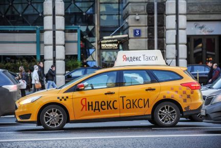 Денис:  Работа водитель в Яндекс Такси