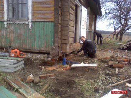 Отремонтировать старый деревянный дом. Поднятие фундамента деревянного дома. Фундамент под старый деревянный дом. Новый фундамент под старый деревянный дом. Фундамент под старый бревенчатый дом.