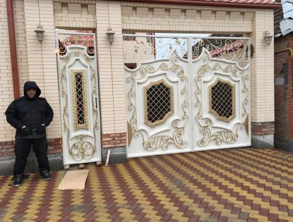 Погода урус мартан 10 дней точный. Ворота Урус Мартан. Ворота кованые Урус Мартановского района. Дверьми в Урус Мартане. Ворота с Урус-Мартана в Грозный.