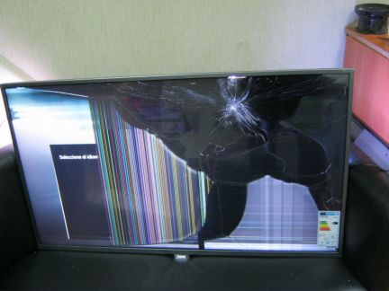 Битая матрица на телевизоре. Сломалась матрица на телевизоре. Разбитый телевизор samsung. Жк матрица разбитая. Разбитый монитор компьютера.