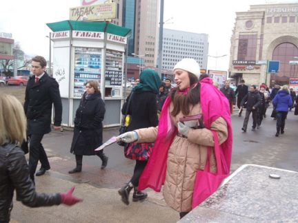 Промоутер новосибирск. Раздача листовок в Новосибирске. Промоутер Хабаровск. Раздача листовок около метро.