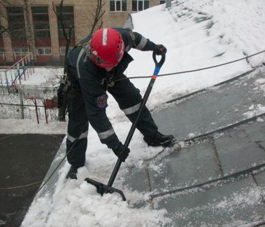 Anatoly B:  Сброс снега с крыш, очистка от наледи, сосулек