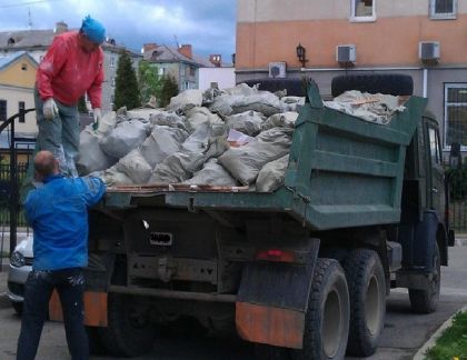 Валера:  Вывоз мусора (строительный, старая мебель, хлам)
