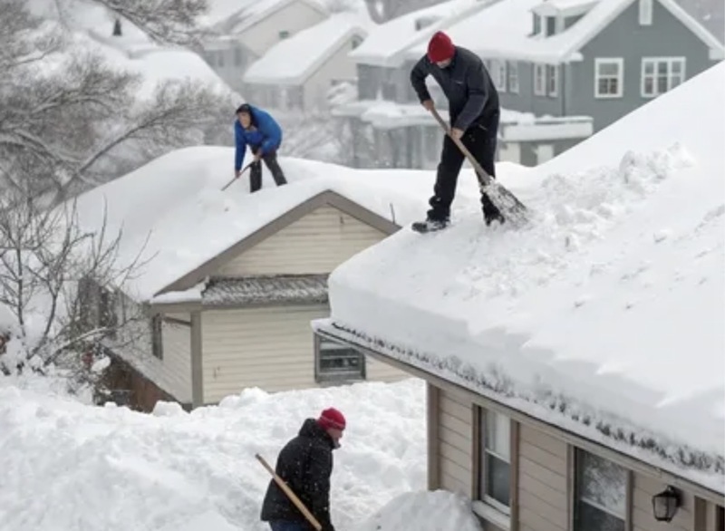 Уборка чистка снега вручную с авто с крыш