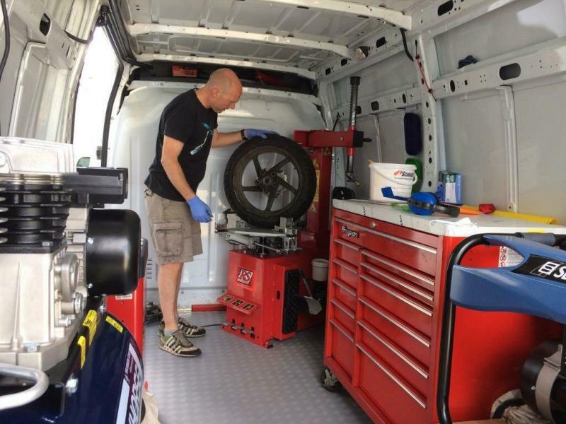 HELP:  Выездной шиномонтаж помощь ремонт колёса