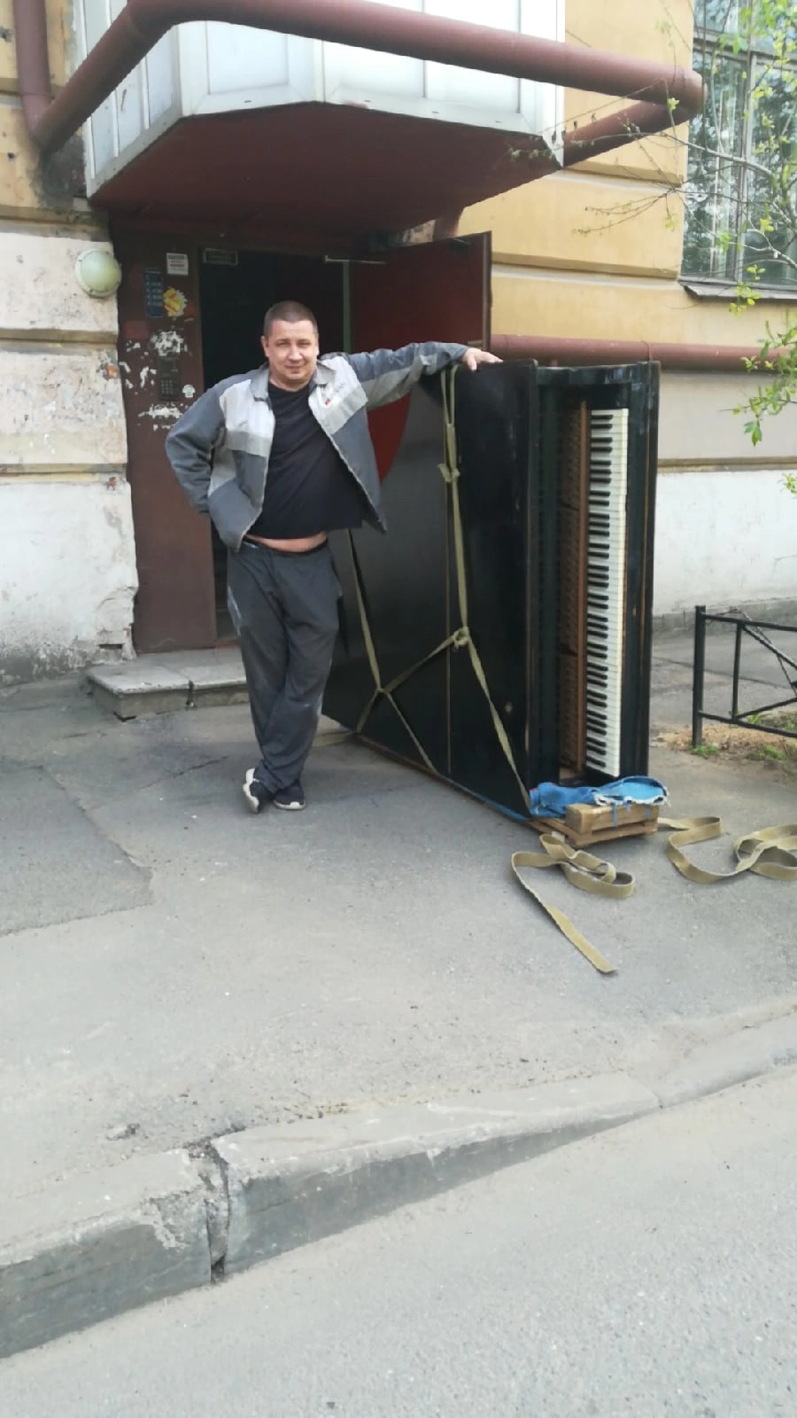 Вячеслав:  Перевозка мебели, пианино, рояля. Переезд квартиры