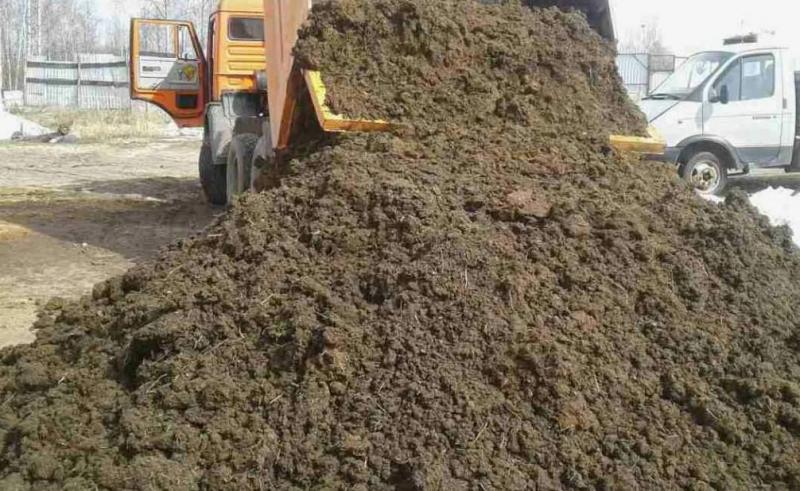 Перегной навоза в мешках и россыпью.