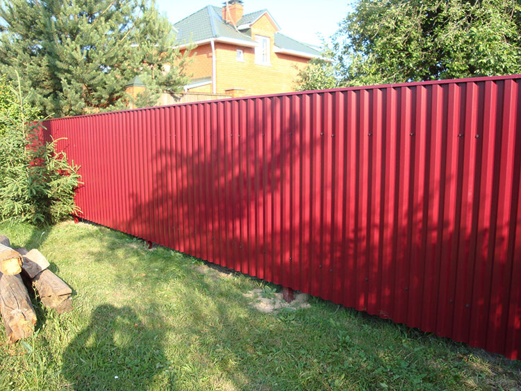 Установка заборов из профнастила. Построим забор под ключ