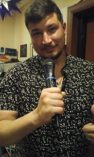 Диджей-Звукорежиссер со своей аппаратурой