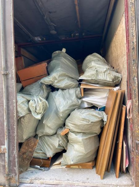 Антон:  Грузоперевозки вывоз мусора старой мебели 