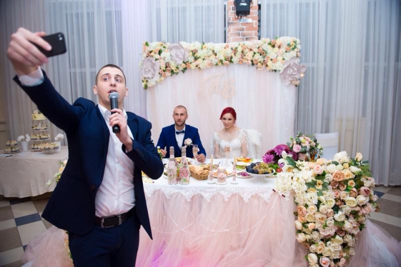 Алексей:  Ведущий на свадьбу