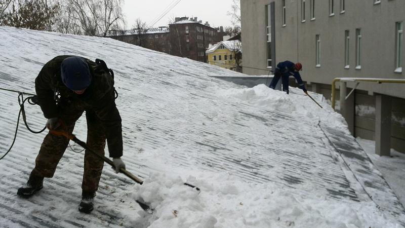 ГрузСервис:  Уборка снега с крыш Барнаул. Уборка снега Барнаул