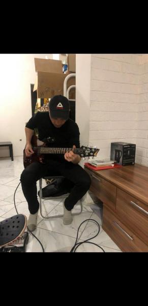 Гальперов Виктор  Иванович :  уроки игры на гитаре 