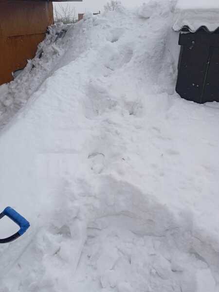 Уборка снега крыши территории