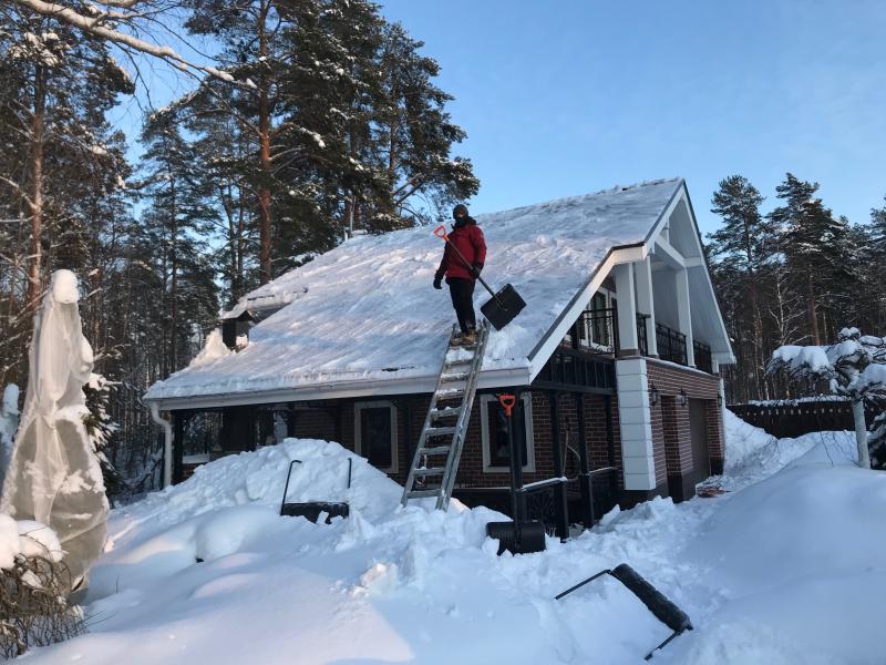 Дмитрий:  Уборка снега с крыш частных домов