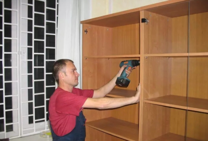 Олег:  Сборка мебели, стеллажей