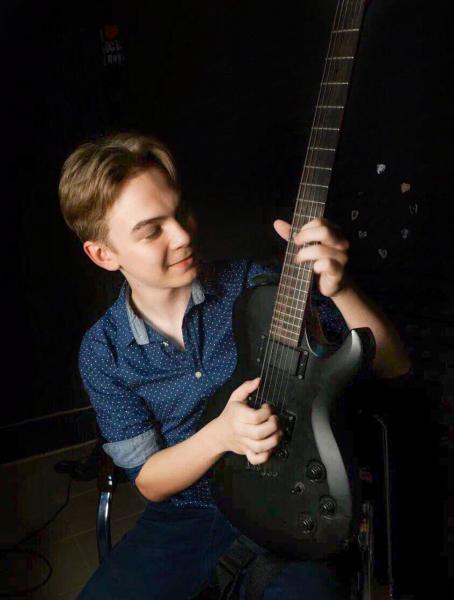 Дмитрий:  Уроки игры на гитаре рядом с ГЧ