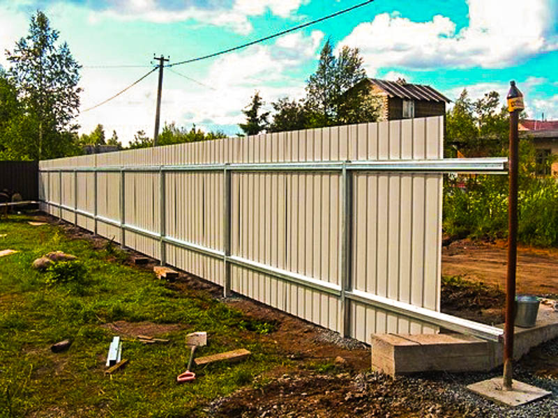 Установка заборов из сетки-рабицы и профнастила
