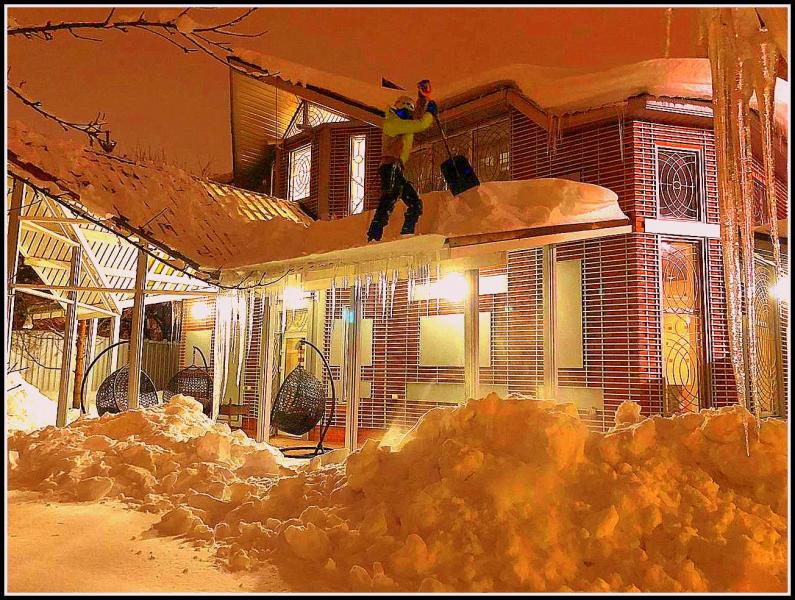 Дмитрий:  Уборка снега с крыш частных домов
