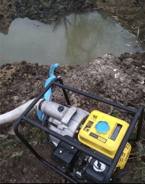 Откачка воды мотопомпой