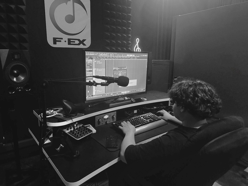 Студия звукозаписи, записать песню со звукорежиссёром