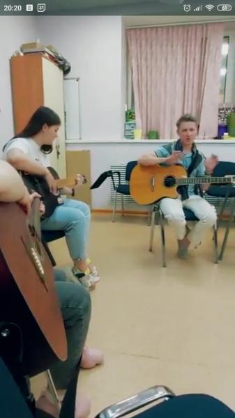 Эдуард:  Обучение уроки игры на гитаре и электрогитаре с нуля