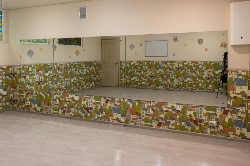 Почасовая аренда кабинетов, танцевального зала с зеркалами