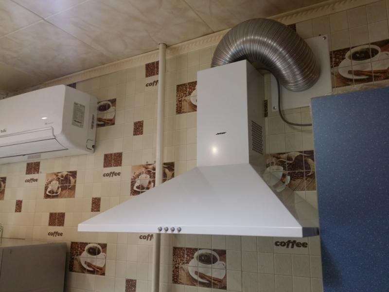 Виталий Б:  Установка вытяжки на кухне монтаж вентиляции